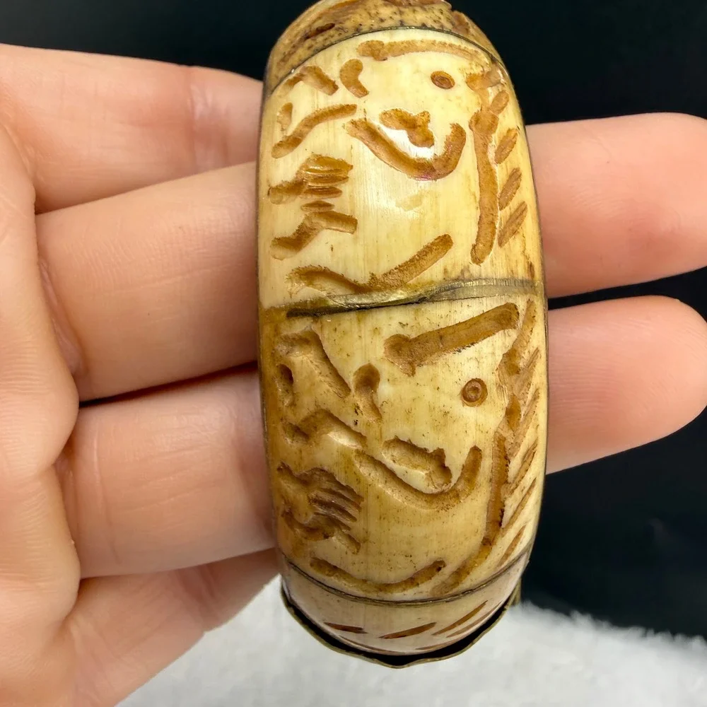 Vintage Hand Carved Bangle Cream Gold Tone Ornate Hinge Pin Closure 7